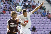 Remo Arnold (weisses Dress) in seinem bisher einzigen Super-League-Spiel seit der Rückkehr zum FC Luzern am 4. August in Genf bei der 0:1-Niederlage gegen Servette (links Miroslav Stevanovic). (Salvatore Di Nolfi/Keystone)