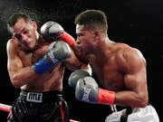 Patrick Day mit den roten Handschuhen während eines Boxkampfes im Oktober 2018 gegen Elvin Ayala (Bild: KEYSTONE/AP/FRANK FRANKLIN II)