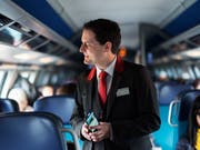 Ein Zugbegleiter kontrolliert die Billette und gibt Auskünfte zun Bahnbetrieb. (KEYSTONE/Christian Beutler) (Bild: KEYSTONE/CHRISTIAN BEUTLER)