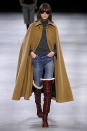 Das Label Céline macht’s vor: So soll ein tolles Cape aussehen. Bild: Getty