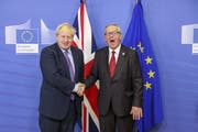 Endlich ein Händedruck und kein weiteres Vertrösten: Der britische Premier Boris Johnson (links) und EU-Kommissionschef Jean-Claude Juncker konnten gestern in Brüssel eine Einigung über den Austritt Grossbritanniens aus der EU bekanntgeben. (Bild: Simon Dawson/Bloomberg)