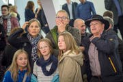 Dramatische Momente: Viele verbringen den Wahlsonntag im kantonalen Wahlzentrum Pfalzkeller in St.Gallen. Im Bild ein Gruppe Schlachtenbummler bei den letzten National- und Ständeratswahlen. (Bild: Benjamin Manser - 18. Oktober 2015)