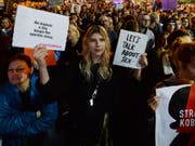Menschen protestieren vor dem Parlament in Warschau gegen ein Gesetzesvorhaben, das Strafen für Lehrer für Sexualkunde-Unterricht an Schulen vorsieht. (Bild: KEYSTONE/AP/CZAREK SOKOLOWSKI)