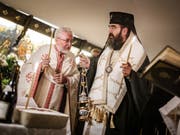 Priester der rumänisch-orthodoxen Kirche feiern einen Gottesdienst in Lausanne. Am Freitag sollen die sterblichen Überreste der Königinmutter Elena von Rumänien in ihre Heimat überführt werden. (Bild: Keystone/VALENTIN FLAURAUD)