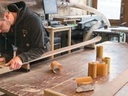 Der Waadtländer Skibauer Lucas Bessard zeigt in Berner Ausstellung, wie man Skis herstellt. (Bild: ALPINES MUSEUM/ZVG)