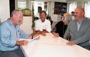 Seit 1998 liest Jack Griss im Dezember Geschichten, erst im «Frauenhof», nach dem Weggang Andrea und Herbert Kohlers (rechts) dann bei Fredi Koller (Mitte) im «Grüntal». Dort wird heuer die letzte «DezemberGrün»-Veranstaltung stattfinden. Bild: Max Tinner