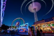 Leserbild. Claudio Baldassare fotografierte die beleuchteten Buden und Bahnen auf dem nächtlichen St.Galler Herbstjahrmarkt. Dieser dauert noch bis Sonntagabend.