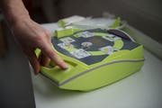 First Responder werden bei einem Herz-Kreislauf-Stillstand alarmiert und nutzen in einem Notfall oftmals auch einen Defibrillator. (Bild: Dominik Wunderli)