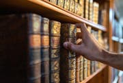 Der richtige Griff: Der Kanon stiftet Ordnung, indem er nur die Werke von allerhöchstem «Rang» auflistet. Bild: Getty Images