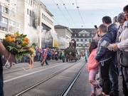 Auch der Olma-Festumzug vom vergangenen Samstag profitierte vom derzeit schönen Herbstwetter. Im Bild das Bubenbloch Stein vor imposanter Publikumskulisse auf dem Bohl. (Bild: Hanspeter Schiess - 12. Oktober 2019)