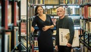 Die Kantonsbibliothek als Kraftort des Buches im Thurgau – und mittendrin Cornelia Mechler mit Urs Stuber. (Bild: Reto Martin)