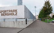 Hier, an der Rückseite der Gegentribüne, möchte der FC Wil die Transparente gerne anbringen.Bild: Lara Wüest