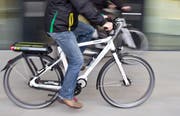 In Nesslau stiess ein Sechsjähriger mit einem E-Bike-Fahrer zusammen. (Symbolbild: Daniel Karmann/Keystone)