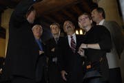 Kritische Blicke: OSZE-Wahlbeobachter besuchen im Jahr 2007 die Wahlzentrale im Berner Rathaus. (Bild: Archiv SZ)