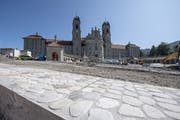 Der unter Sanierung stehende Klosterplatz vor der Klosterkirche Einsiedeln. (Bild: Urs Flüeler, 21. September 2019)