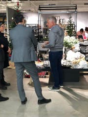 Röbi Koller (rechts) dreht heute für die SRF-Sendung «Happy Day» bei «Möbel Pfister» im St.Galler Lerchenfeld. (Bild: Christa Kamm - 17. Oktober 2019)
