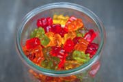 Die Polizei verteilt Gummibärchen. (Bild: Nick Freud)