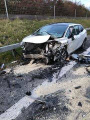 An den Fahrzeugen entstand Totalschaden. (Bild: Kapo SG)