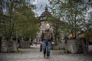 Silvio Bonzanigo am Pilatusplatz am Standort des früheren Restaurant Schmiede. Bonzanigo kritisiert den Stadtrat, dass es mit der Neuüberbauung nicht vorwärts geht. (Bild Pius Amrein, 18. Oktober 2019)