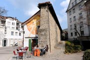 Geheimnis 1: Schiedmauer. Der Rest der Mauer steht beim Restaurant Zeughaus. Sie trennte ab dem 16. Jahrhundert zwei Streithähne, nämlich die reformierte Stadt und das katholische Kloster mit seinem Fürstabt. (Bild: Urs Bucher - 8. April 2010)