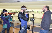 Wils Luftgewehr-Präsident Martin Gyger beobachtet Dominic Sennhauser und Moana Hollenweger beim Stellungsaufbau. (Bilder: Urs Huwyler)