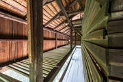 Geheimnis 29: die Balken in der Auskragung des Tröckneturms im Areal der Burgweier. Sie dienten einst dazu, frisch eingefärbte Stoffbahnen aussen am Turm zum Trocknen aufzuhängen. (Bild: Hanspeter Schiess - 28. September 2016)