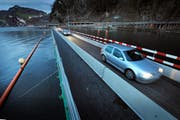 Zwischenlösung nach Steinschlag: Vor neun Jahren führte eine Pontonbrücke am Lopper vorbei. (Bild: Pius Amrein, Hergiswil, 31. März 2010)