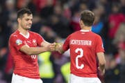 Die Harmonie stimmt: Granit Xhaka (links) übergibt nach dem Spiel Stephan Lichtsteiner die Captainbinde. Bild: Keystone