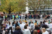 Die Klimastreikenden demonstrierten am Freitag am Multertor zwischen UBS und Credit Suisse. (Bilder: PD - 18. Oktober 2019)