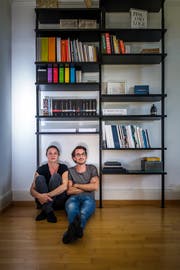 Das junge Designerpaar Jonathan Owadia und Hannah Gstrein haben aus der Not heraus ein Regal entworfen. (Bilder: Michel Canonica)