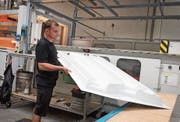 Bei der Swissplast werden Kunststoffteile unter anderem für Wohnmobile und den Zugbauer Stadler hergestellt.Bild: Lisa Jenny