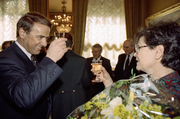 Adolf Ogi gratuliert 1993 Ruth Dreifuss zur Wahl in den Bundesrat. Von ihrem Innenministerium übernimmt Ogi 1995 den Sport ins heutige VBS. (Bild: Keystone)