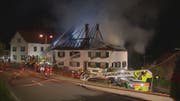 Feuerwehrkräfte haben das Feuer unter Kontrolle gebracht. (Bild: Beat Kälin / BRK News)