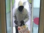 Beim Überfall auf eine Bank in Wittenbach SG wurde der 26-jährige Mann von einer Überwachungskamera gefilmt. (Bild: Kantonspolizei St. Gallen)