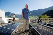 Heinz Urech setzt mit seiner Firma neu auf Sonnenenergie. (Bild: Corinne Glanzmann, Stansstad, 16. Oktober 2019)