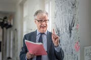 Der erhobene Zeigefinger ist eines seiner wichtigsten Werkzeuge: Mario Andreotti. (Bild: Michel Canonica)
