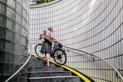 Der Zugang zum Veloparking ist heute mühsam. Das soll sich nun ändern. (Bild Nadia Schärli, 1.Juli 2019)