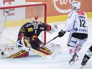 SCB-Goalie Niklas Schlegel muss sich hier gegen den Luganesen Dominic Lammer wehren (Bild: KEYSTONE/PETER SCHNEIDER)