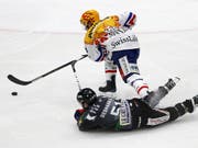 Lions-Topskorer Garrett Roe im Kampf mit Freiburgs David Desharnais (Bild: KEYSTONE/PETER KLAUNZER)