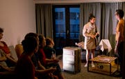 Zora Schelbert und Florian Fischer bei ihrem Auftritt in einer privaten Stube. (Bild: Mirjam Steffen)