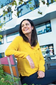 Sie hat ihr Theologie-Studium abgeschlossen: Romina Monferrini vor der Universität Luzern. (Bild: Dominik Wunderli, Luzern, 16. Oktober 2019)