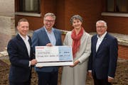 Übergabe des Anerkennungspreises (von links): Armin Gärtner, Ressortleiter Marketing & PR Raiffeisen Regionalverband Luzern, Ob- und Nidwalden, Hans Peter Stutz und Sibylle Jean-Petit-Matile, Geschäftsleitung Hospiz Zentralschweiz sowie Kurt Sidler, Präsident Raiffeisen Regionalverband Luzern, Ob- und Nidwalden. (Bild: PD)