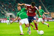 Aus der letzten Begegnung mit Servette ging der FC St.Gallen Ende September zu Hause mit 3:1 erfolgreich hervor. Im Bild Alain Wiss (St.Gallen) gegen Boris Cespedes (Servette). (Bild: Marc Schumacher/Freshfocus - 21. September 2019)