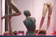 Warten auf den Abtransport? Filialen von Modeketten sind am meisten vom Wandel im Detailhandel betroffen. Bild: Alessandro Della Bella/Keystone (Zürich, 7. Februar 2006)