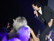 Nach ihrem glanzvollen Auftritt 2018 am Montreux Jazz Festival (Bild) kommen Nick Cave and The Bad Seeds im 2020 erneut in die Schweiz. (Bild: Keystone/LAURENT GILLIERON)