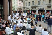 Sitzend blockierte ein Teil der Demonstrantinnen und Demonstranten den Eingang zur UBS-Filiale.