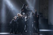 Ein Kippmoment in "Rain": Die lachende Menge wird zum Mob, treibt ihr Opfer in die Enge. Bild: Gregory Batardon/Theater St . Gallen