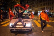 Fans der albanischen Fussballnationalmannschaft feiern den 1:0 Sieg gegen Rumänien an der Europameisterschaft 2016 in der Innenstadt von St. Gallen. (Bild: Benjamin Manser)