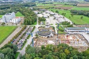 Blick auf die Grossbaustelle mit dem Kommandoposten, der um drei Etagen aufgestockt wird. (Bild: PD)