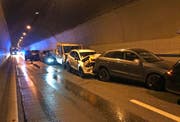 Elf Fahrzeuge waren in den Unfall verwickelt. (Bild: Luzerner Polizei, 18. Oktober 2019)